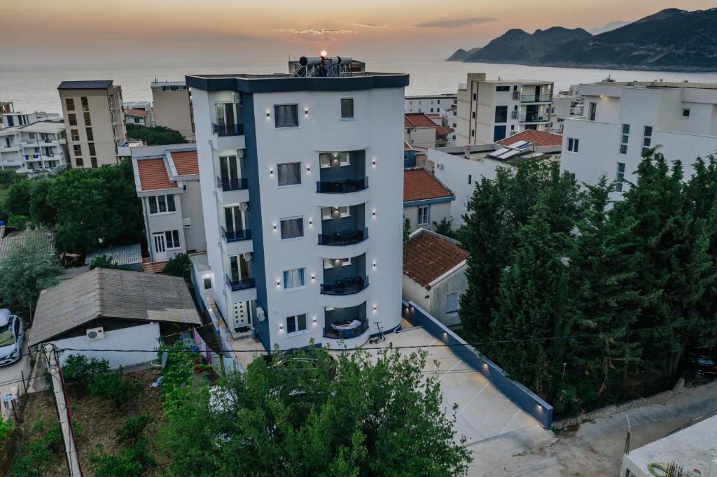 巴尔Lux DAM Apartments的一群人站在一座建筑的顶端