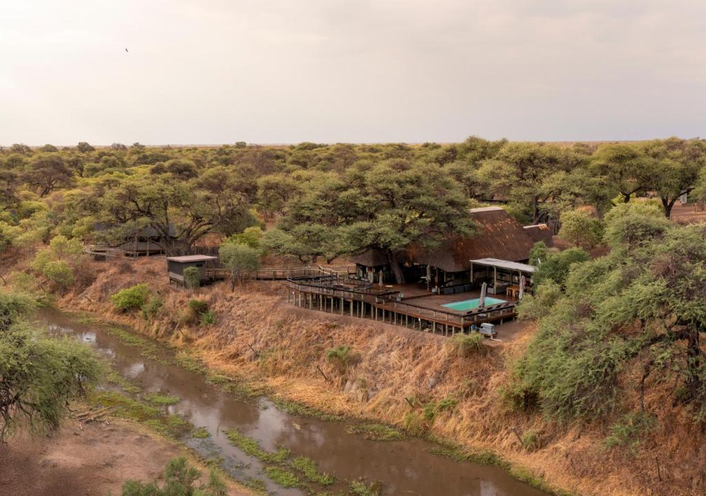 MababeHideaways Mogotlho Safari Lodge, Khwai River的河畔山丘上的房屋