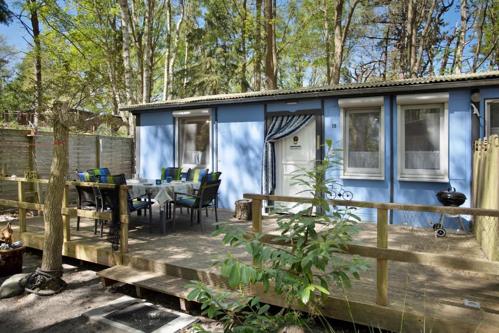 德兰斯克Bungalow Hörselberg, Bgl 15的树林中的蓝色房子,配有桌椅
