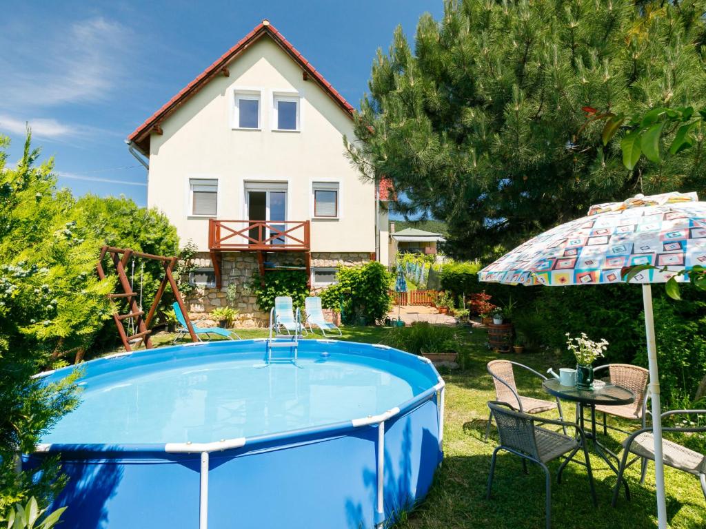 BadacsonyHoliday Home Toth - BAC109 by Interhome的一个带游泳池和房子的后院