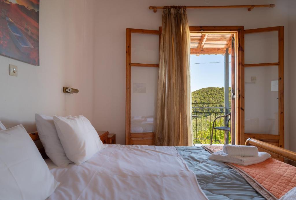 帕莱欧卡斯提撒尤利西斯公寓的一间卧室设有一张床和一个美景窗户。