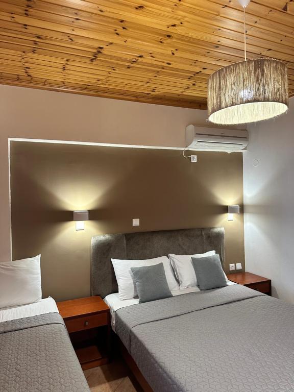 雷夫卡达镇塞米勒米斯酒店的一间卧室设有两张床和天花板