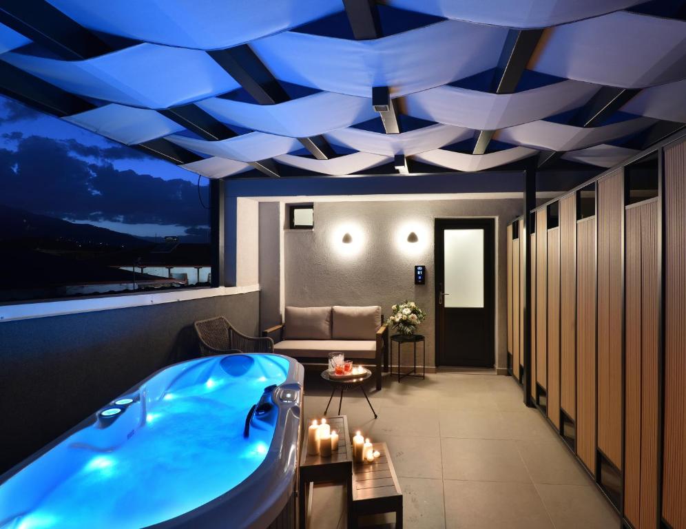 乐托卡亚CORYLUS Luxury Rooms & Suites的带浴缸的客房和客厅。