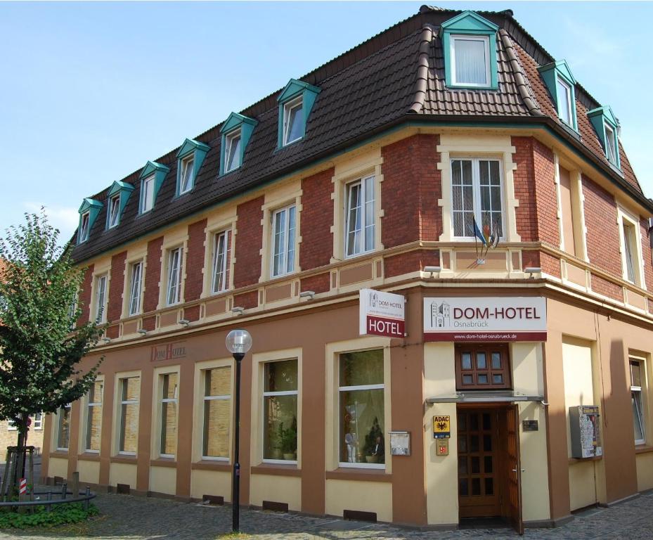 奥斯纳布吕克多梦酒店的棕色的建筑,带有棕色的屋顶