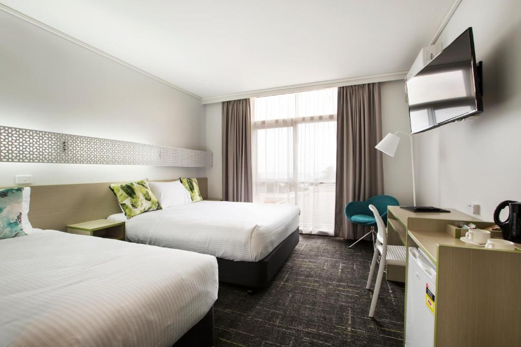 桑德灵厄姆桑德灵厄姆奈特卡普酒店的酒店客房配有两张床和一张书桌