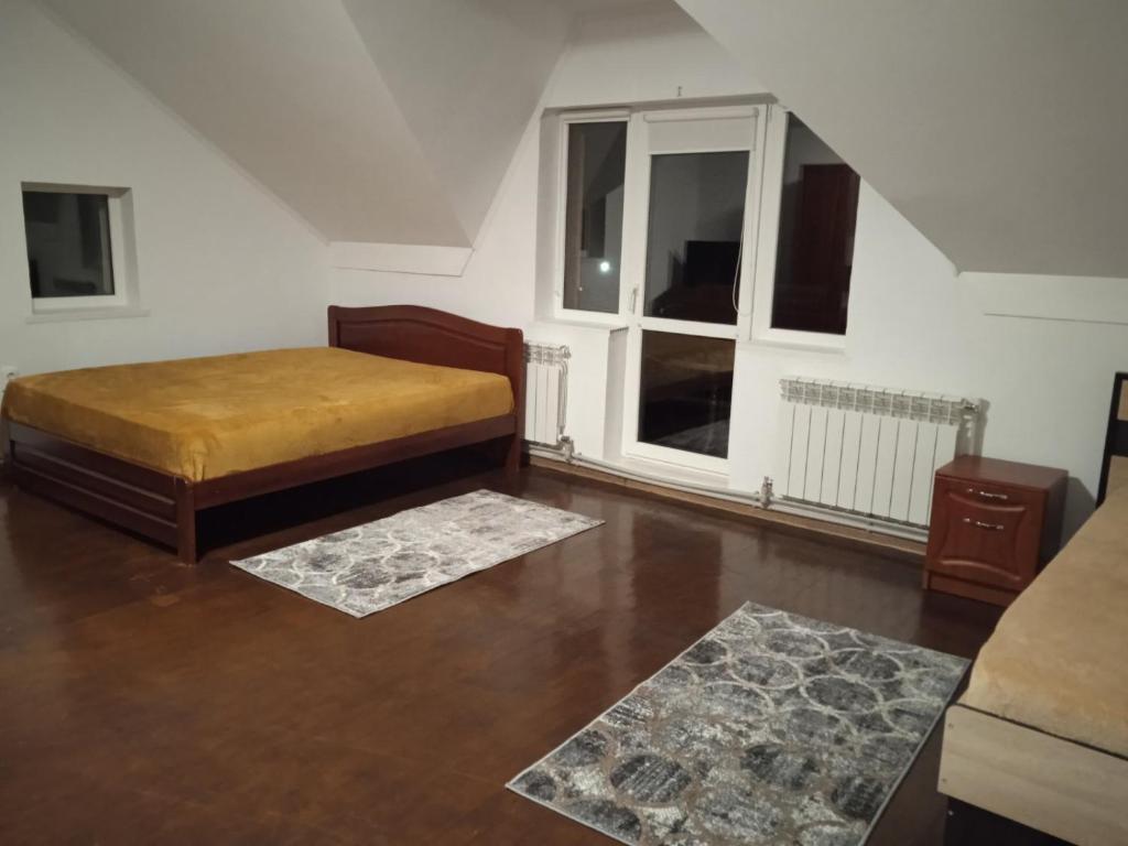 沃洛韦齐У Софії的一间卧室设有一张床和一个大窗户