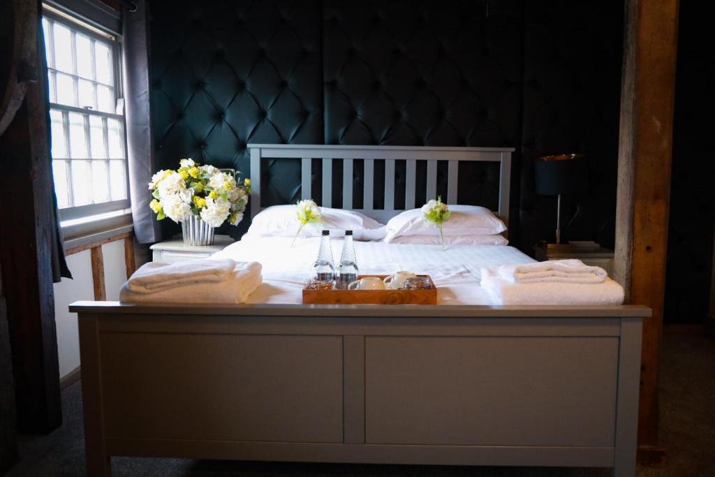 切姆河畔旅馆的一间卧室配有带毛巾的床
