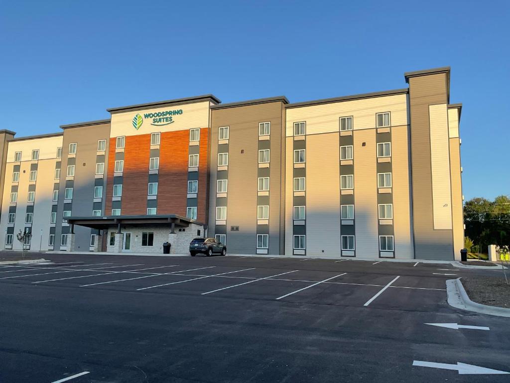 温斯顿·塞勒姆WoodSpring Suites Winston-Salem near Hanes Mall的酒店前面的一个空停车位