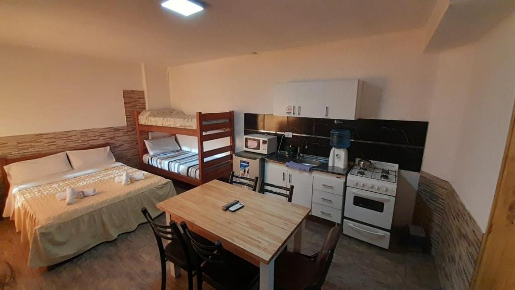 皮科将军镇Benja Three的一间小房间,一间小公寓,内设厨房