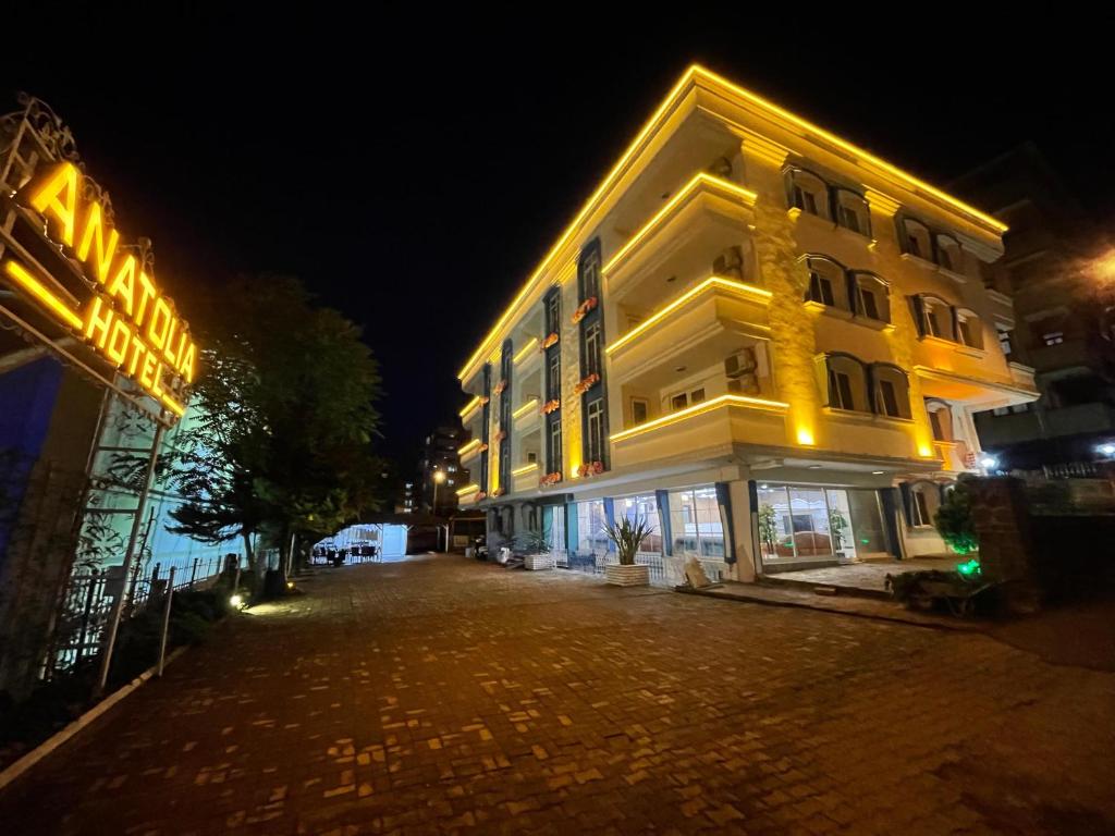 特拉布宗Anatolia Hotel的一座在鹅卵石街道上过夜的建筑