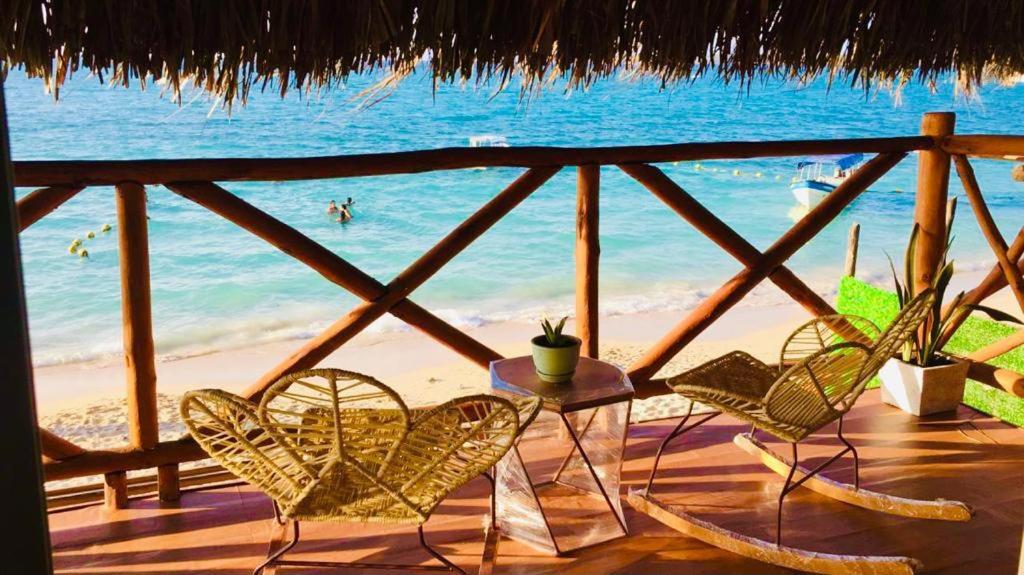巴尔Soy Local Barú的一个带桌椅的庭院和海滩