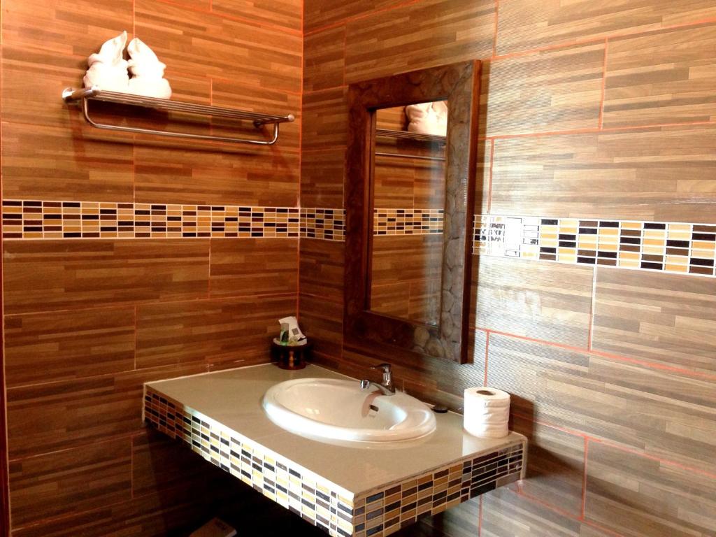 高兰富莱士度假屋的一间带水槽和镜子的浴室