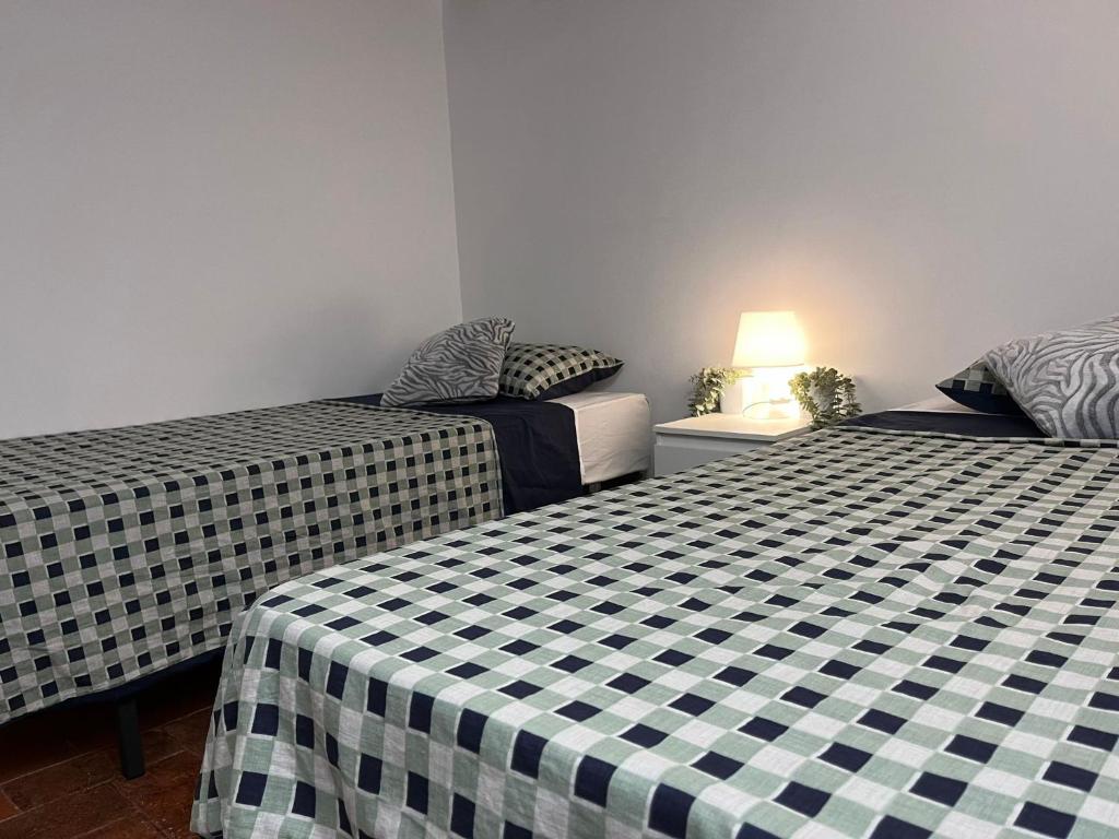 巴塞罗那Cataluña Room的两张睡床彼此相邻,位于一个房间里
