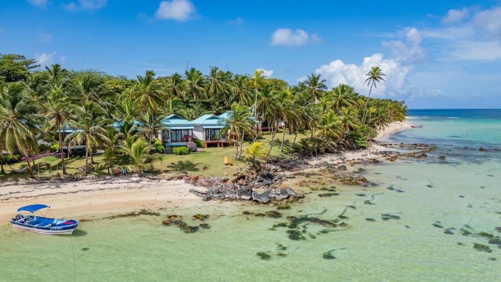 小玉米岛Yemaya Reefs的海滩上的度假村的空中景观