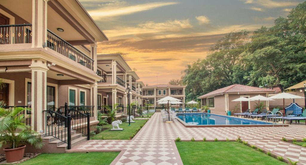 坎多林Seashell Suites and Villas- Candolim Goa的享有带游泳池的别墅外景