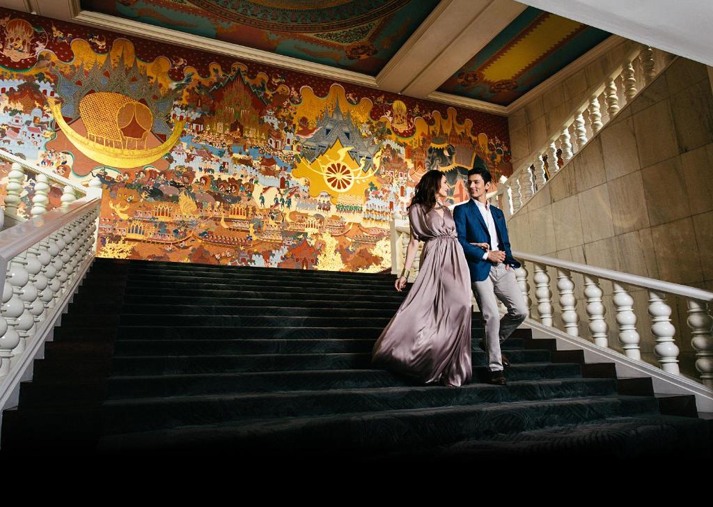 曼谷曼谷安納塔拉暹邏酒店的走下楼梯的男人和女人