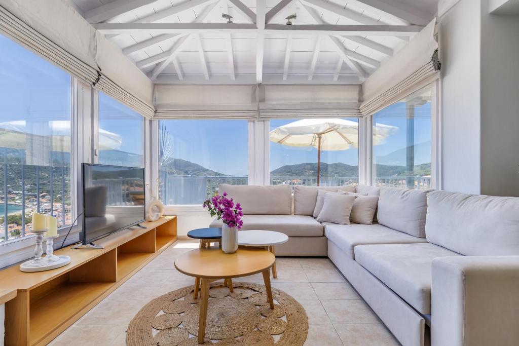 斯科派洛斯Aurora Apartment - Skopelos的客厅配有白色沙发和电视