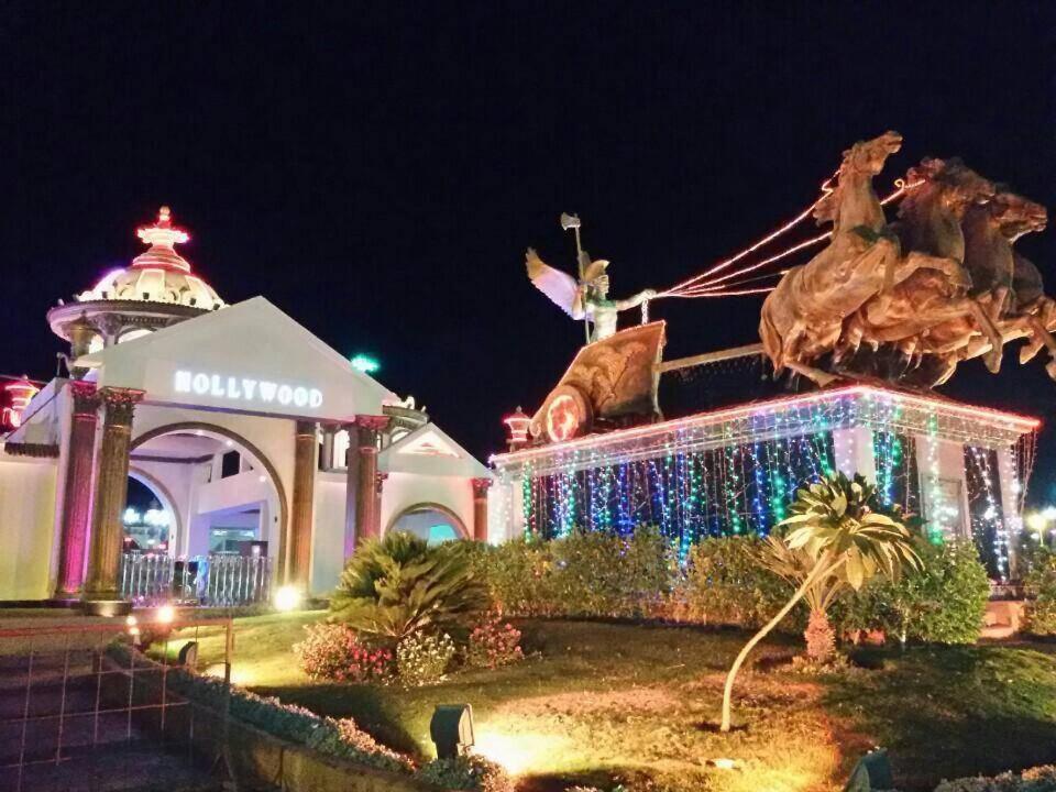 沙姆沙伊赫Palma Di Sharm Hollywood Aqua Park Resort的一座教堂前方有圣诞灯