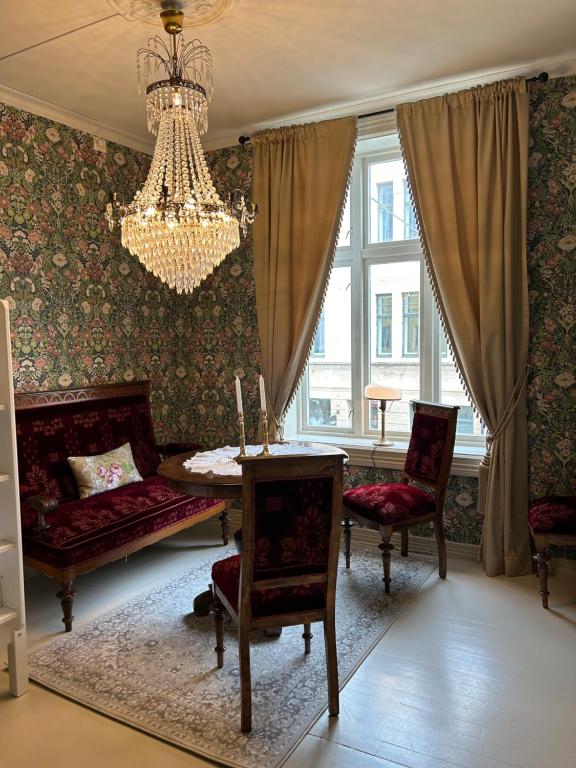 奥勒松Jugend 1903的客厅配有桌椅和吊灯。