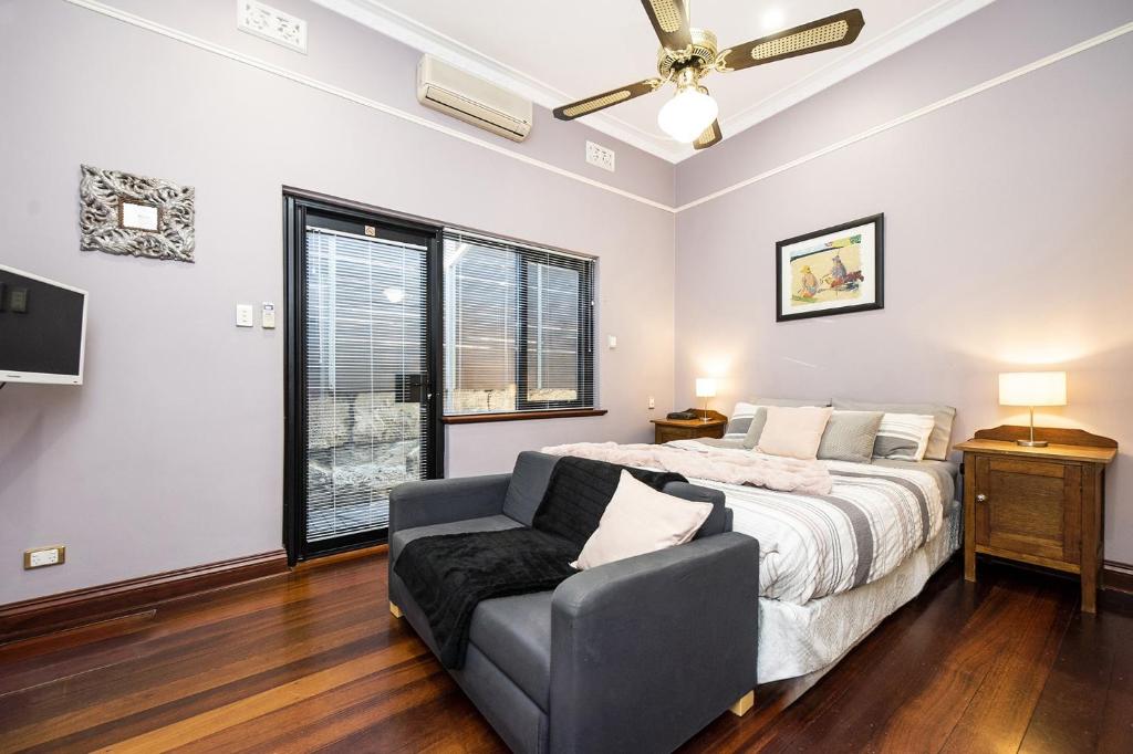 弗里曼特道森公寓的一间卧室配有一张床和一张沙发