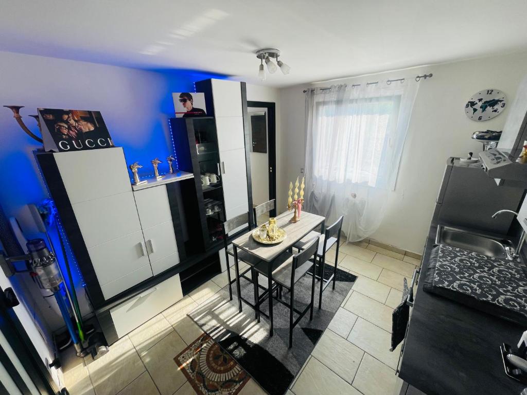Incredibile Appartamento con doccia Idromassaggio的配有桌椅和蓝色墙壁的客房