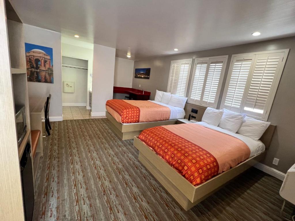 旧金山Presidio Parkway Inn的酒店客房设有两张床和电视。