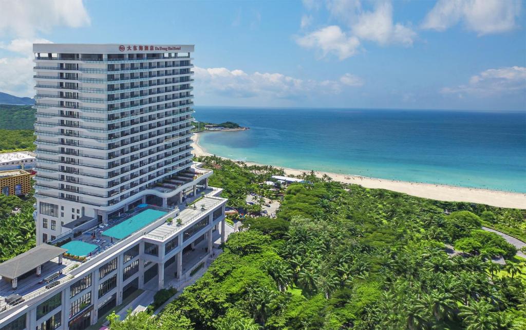 三亚三亚大东海酒店的享有酒店和海滩的空中景致