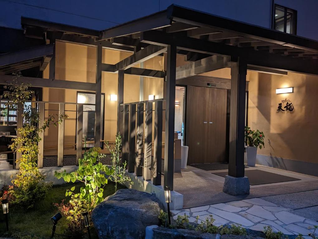 日田市Ryokan Tenryu的一座房子,前门设有木门