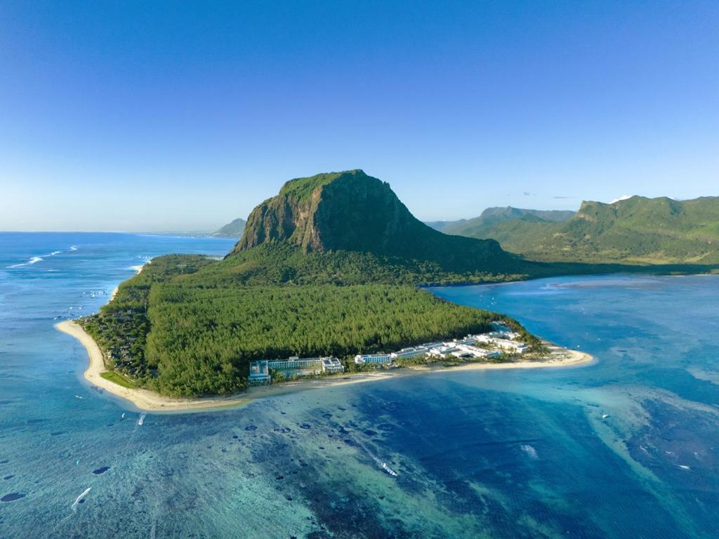 勒莫尔尼Riu Palace Mauritius - All Inclusive - Adults Only的海洋中的一个岛屿