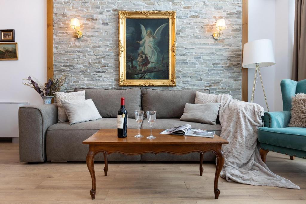 班斯科Villa Sofayla & Eliyas的客厅配有沙发和带酒杯的桌子