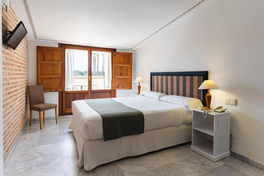 贝特拉Ad Hoc Parque的卧室配有床、椅子和窗户。