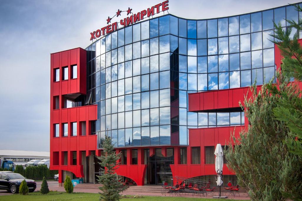 普罗夫迪夫Hotel Chiirite的一座红色的建筑,上面有标志