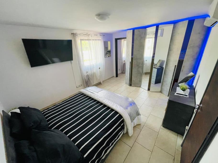 Appartamento a Udine con doccia idromassaggio的一间卧室配有一张床,并在一间客房内配有电视。