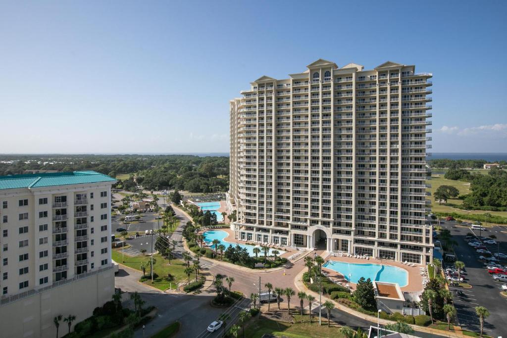 德斯坦Ariel Dunes I Unit 1209 Gulf view的享有大型公寓大楼的空中景致