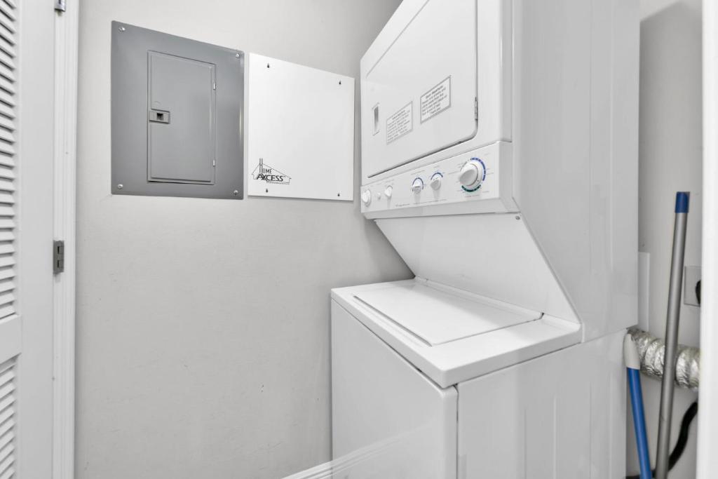 德斯坦Ariel Dunes I Unit 1209 Gulf view的白色的厨房配有冰箱和水槽