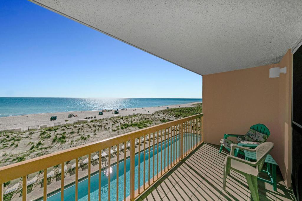 德斯坦Beautiful Updated Pelican Beach Unit!!!的可欣赏海滩景色的阳台