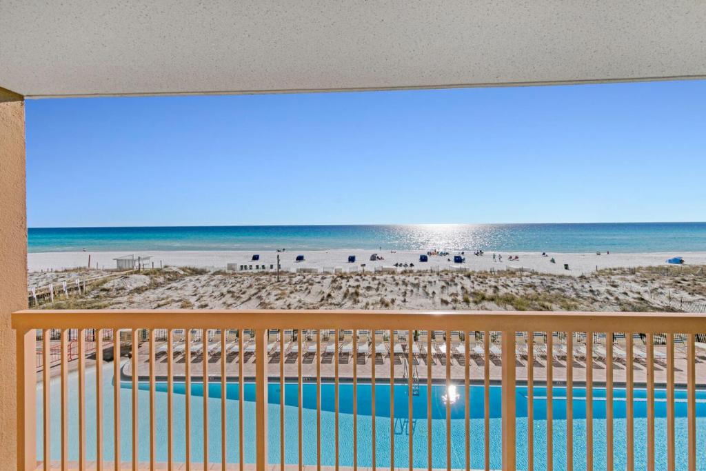 德斯坦Beautiful Updated Pelican Beach Unit!!!的可欣赏海滩景色的阳台