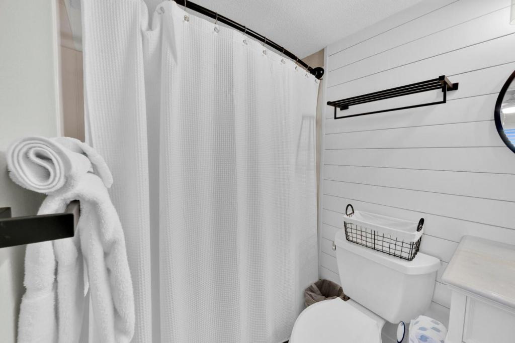 Beautiful Updated Pelican Beach Unit!!!的一间浴室