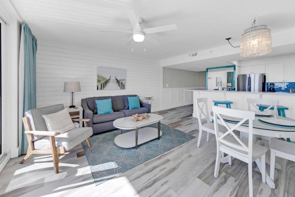 Beautiful Updated Pelican Beach Unit!!!的休息区
