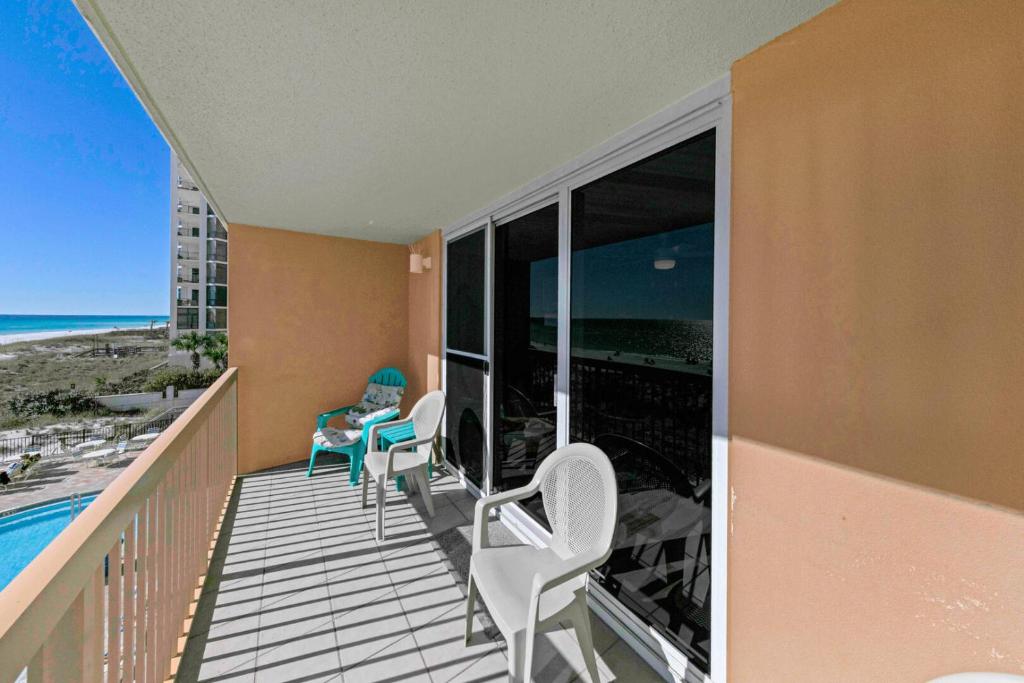 Beautiful Updated Pelican Beach Unit!!!的阳台或露台