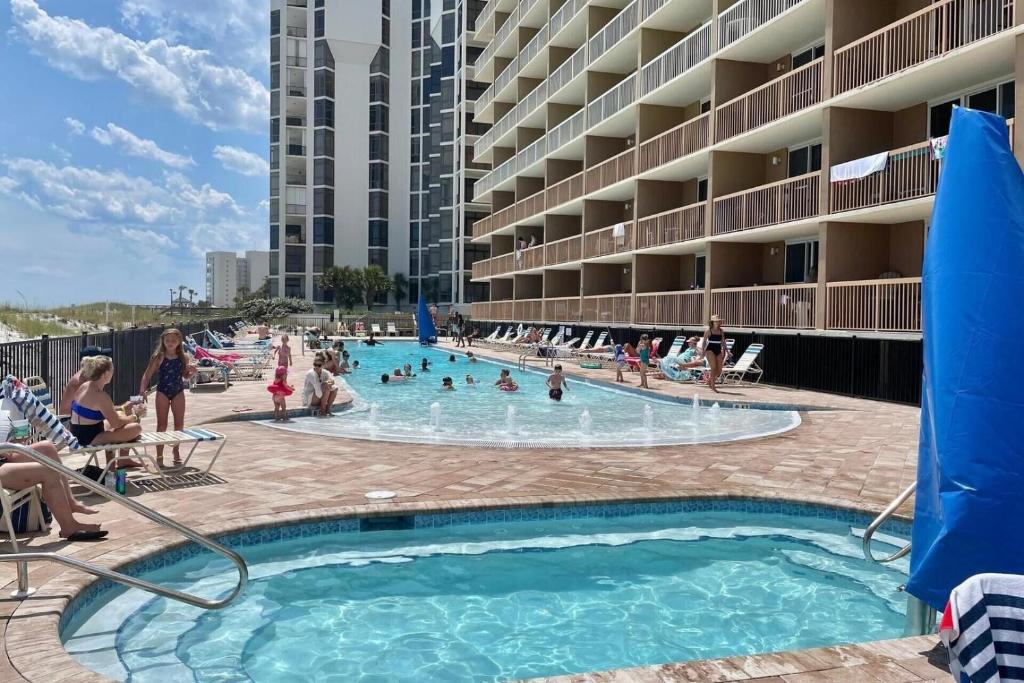 Beautiful Updated Pelican Beach Unit!!!内部或周边的泳池
