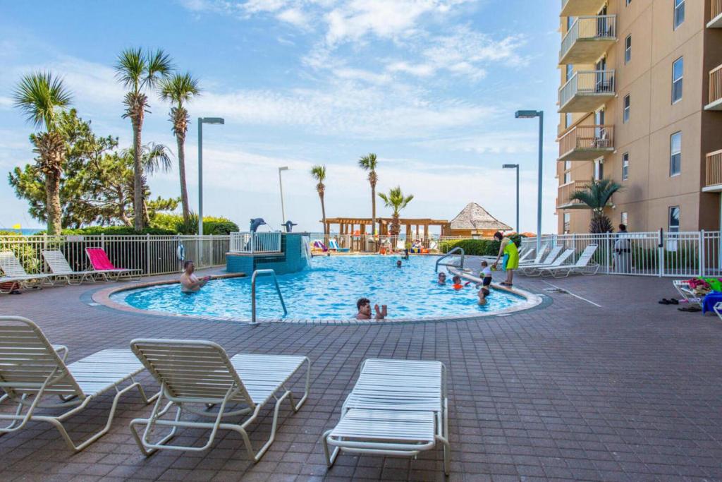 Beautiful Updated Pelican Beach Unit!!!内部或周边的泳池