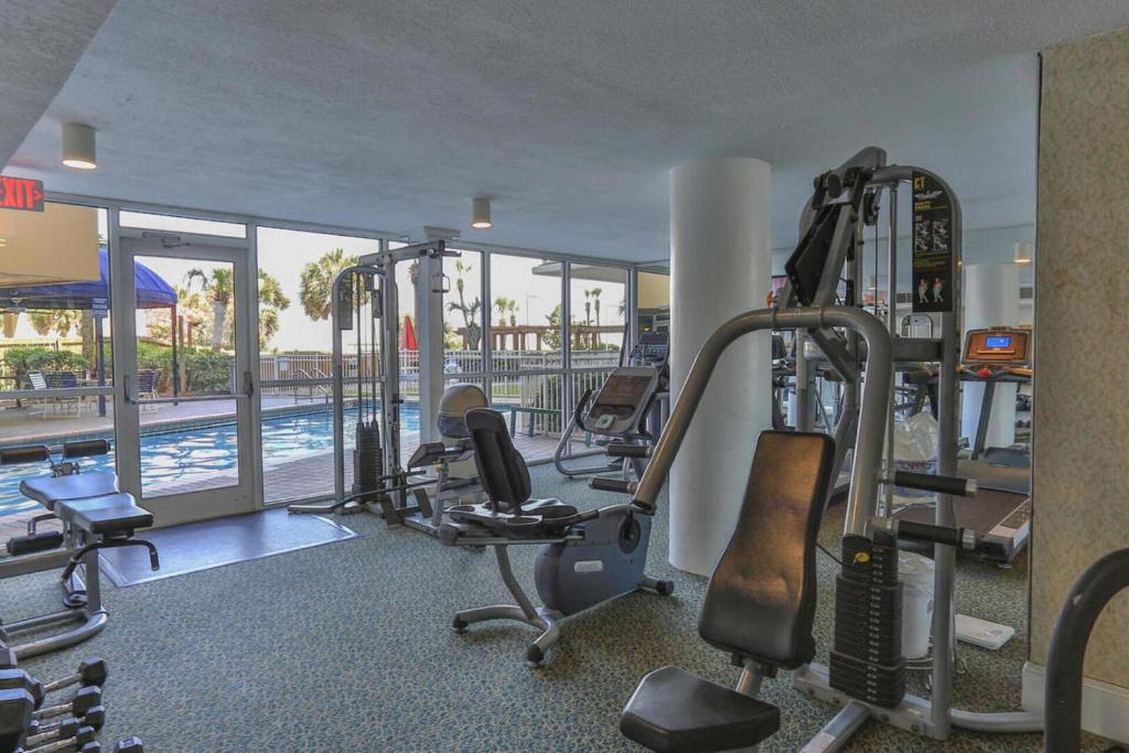 Beautiful Updated Pelican Beach Unit!!!的健身中心和&#47;或健身设施