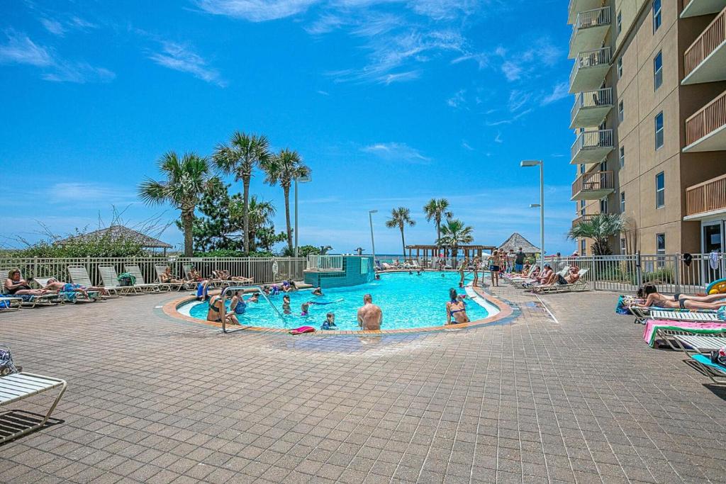 Beautiful Updated Pelican Beach Unit!!!内部或周边的泳池
