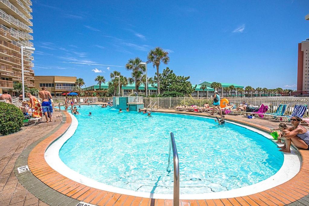 Beautiful Updated Pelican Beach Unit!!!内部或周边的泳池