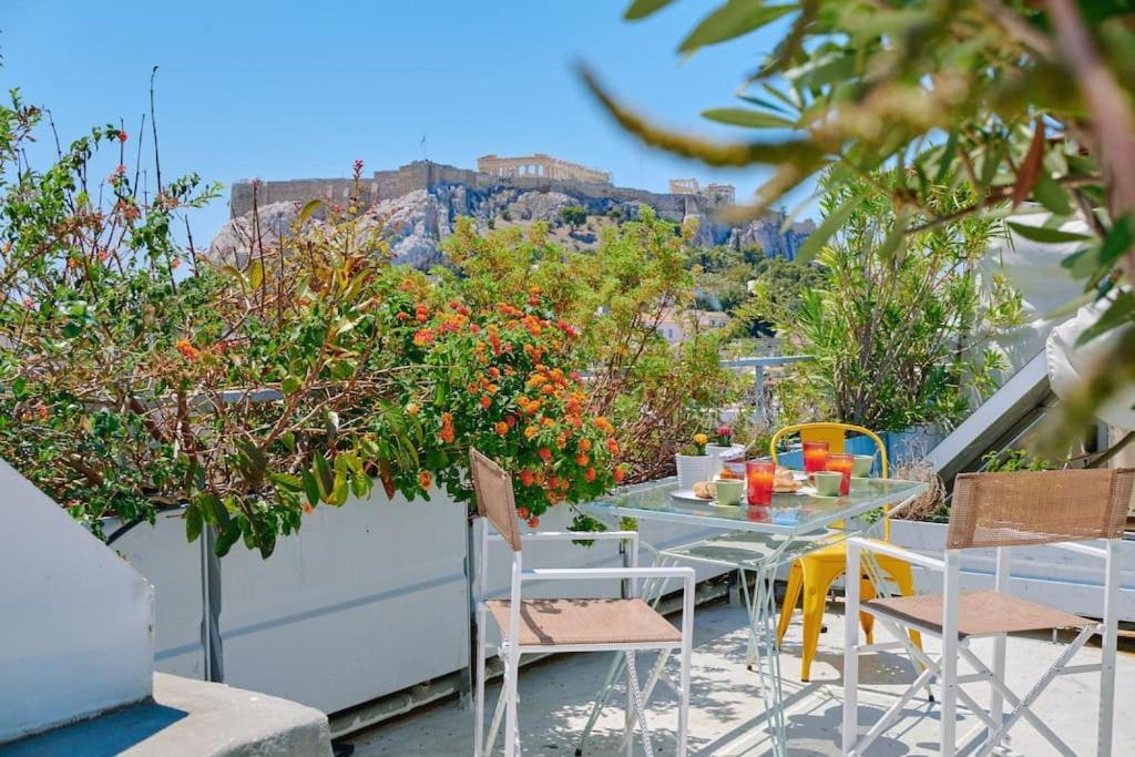 雅典360 view in roof top appartment with patio的享有雅典卫城景致的桌椅