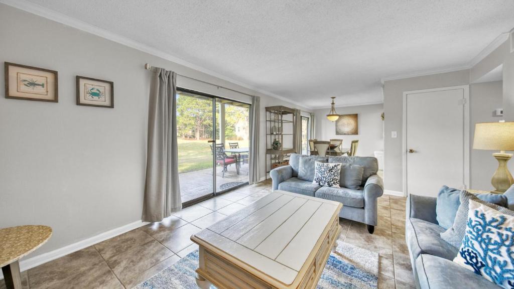 Cozy renovated ground floor unit - Golf Villa - on the Golf Course的休息区