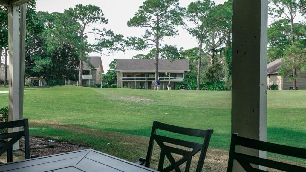 Cozy renovated ground floor unit - Golf Villa - on the Golf Course外面的花园