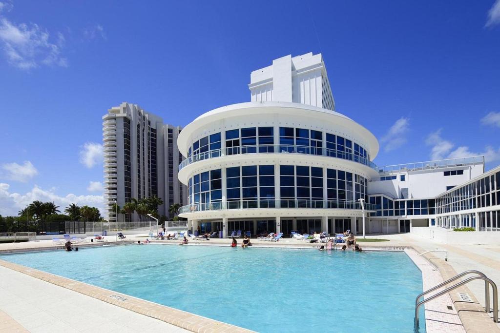 迈阿密海滩新起点迈阿密海滩公寓酒店的一座大型建筑,前面设有一个游泳池