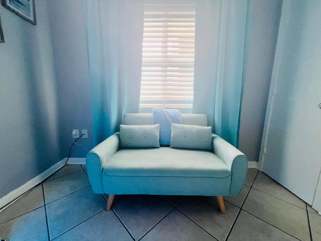 Oceanfront 2BR King Suite Atlantica Resort的休息区
